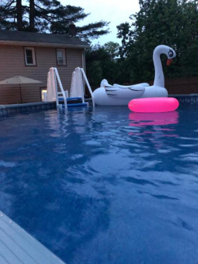 Poconos farmhouse, PRIVATE Hot tub and Pool at Camelback